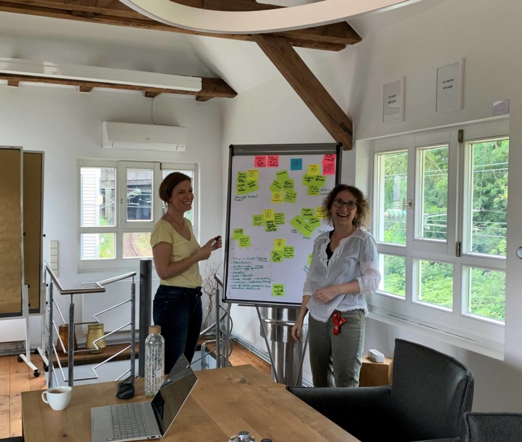 2 Frauen vor einem Flipchart bei der Entwicklung eines Konzeptes